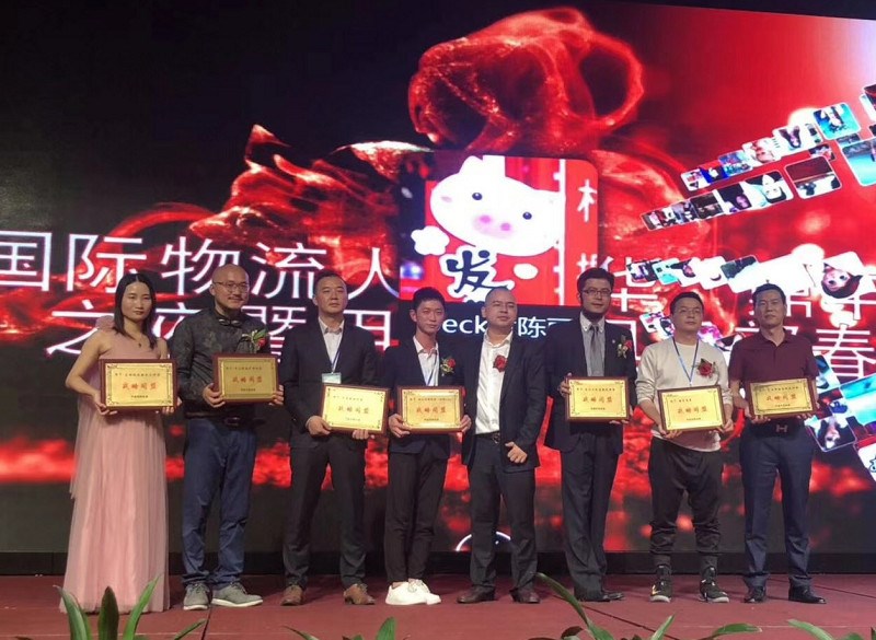美宏國際總經(jīng)理張作培（左2）在2019甲必丹俱樂(lè )部春茗晚會(huì )上領(lǐng)取執行會(huì )長(cháng)張桅（左5）頒發(fā)的“戰略同盟”牌匾！