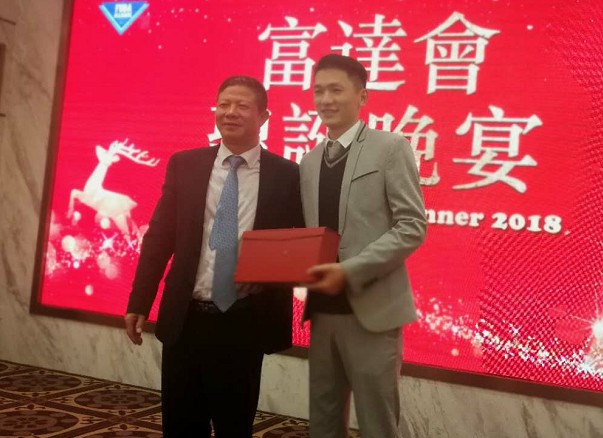 美宏國際董事長(cháng)張作宏（右）與深圳市海光物流集團有限公司董事長(cháng)兼富達會(huì )會(huì )長(cháng)汪海光在富達會(huì )圣誕晚宴上合影！
