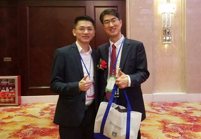 美宏國際董事長(cháng)張作宏（左）與裕秀（上海）科技有限公司河東一（James ha）在甲必丹俱樂(lè )部2019年春茗晚會(huì )上合影留念！