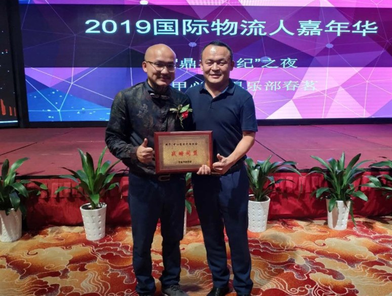 美宏國際貨運代理總經(jīng)理張作培（左）與甲必丹俱樂(lè )部創(chuàng  )始人胡道賢
