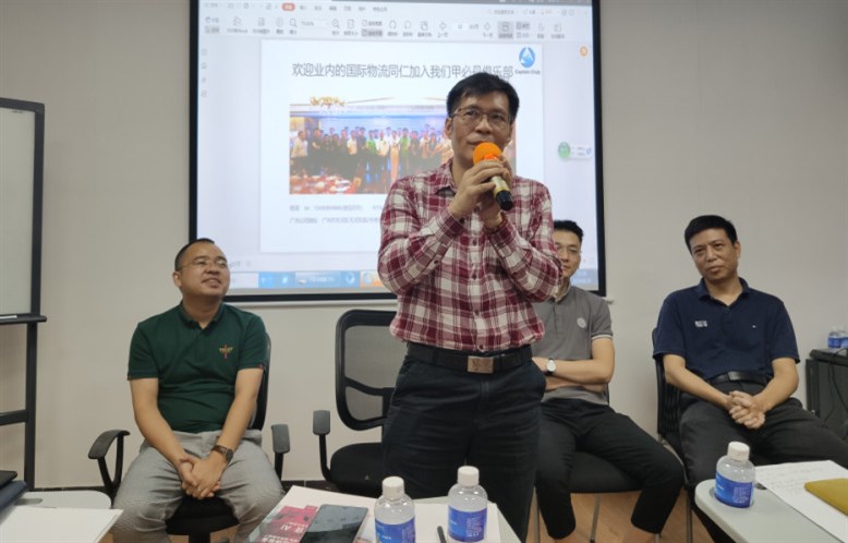 圓桌會(huì )議永聯(lián)通-通用運費網(wǎng)創(chuàng  )始人黃炳軒發(fā)言：介紹了通用運費網(wǎng)平臺和未來(lái)的AI元素助力提高傳統物流工作效率。
