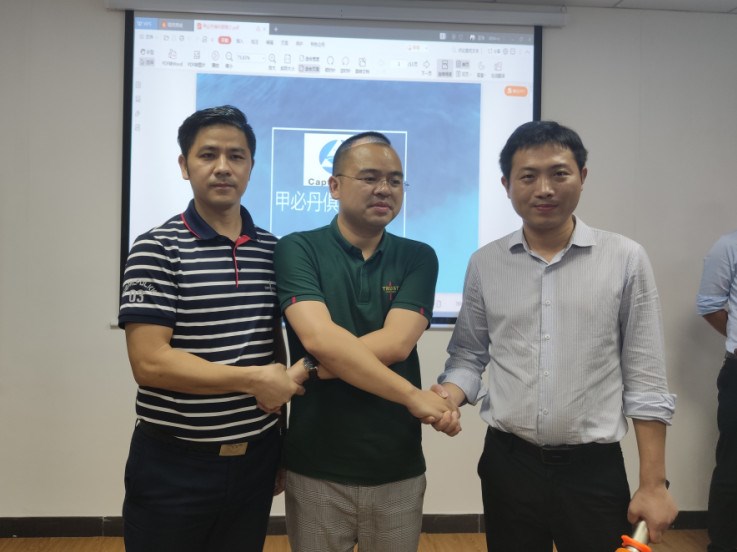深圳市新細亞物流有限公司總經(jīng)理蘭海兵（左）、甲必丹俱樂(lè )部執行會(huì )長(cháng)張桅、南國電商物流園陳總
