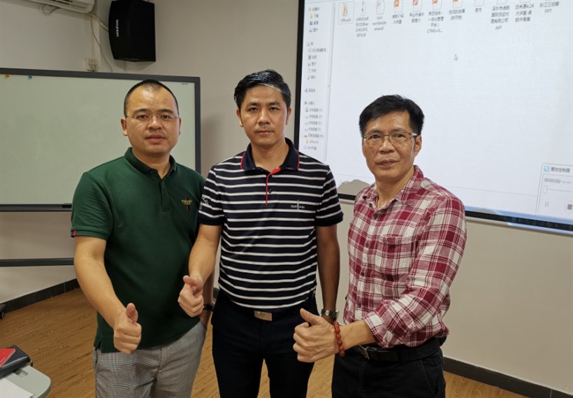 甲必丹俱樂(lè )部執行會(huì )長(cháng)張桅（左）、南國電商物流園董事蘭海兵、永聯(lián)通-通用運費網(wǎng)創(chuàng  )始人黃炳軒（右）。