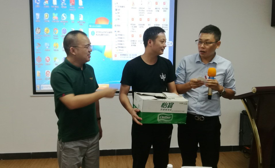抽獎活動(dòng)：由贊助商深圳市虎航國際貨運代理有限公司總經(jīng)理張桅、深圳市迅來(lái)通國際貨運代理有限公司總經(jīng)理康喜初（右）負責抽獎。