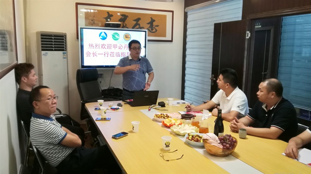 深圳市茗佳國際貨運代理有限公司總經(jīng)理鄧磊在介紹公司的也業(yè)