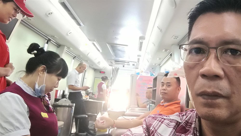 恒峰物流集團同仁在獻血中。