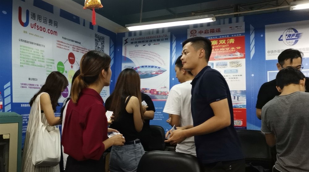 與會(huì )代表們熱烈交流、互換名片。