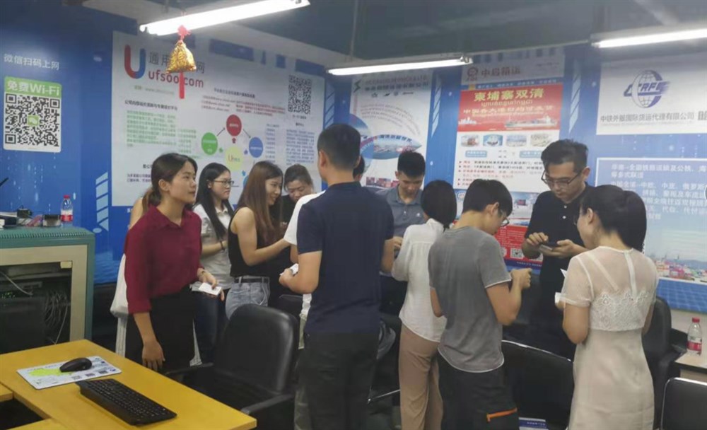 與會(huì )代表們熱烈交流、互換名片。