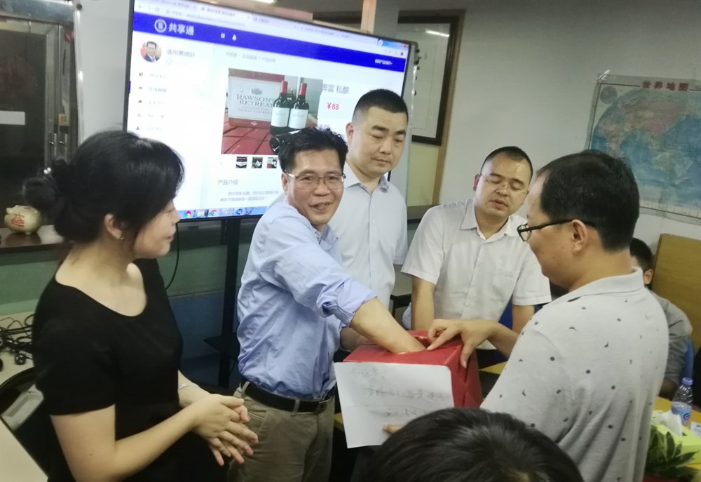 從左到右：贊助商森航展商貿有限公司總經(jīng)理謝潔、通用運費網(wǎng)創(chuàng  )始人黃炳軒、哈鐵聯(lián)運總經(jīng)理張平、甲必丹俱樂(lè )部執行會(huì )長(cháng)張桅先生、會(huì )議主持甲必丹俱樂(lè )部秘書(shū)徐文良（左）共同主持紅酒抽獎儀式。