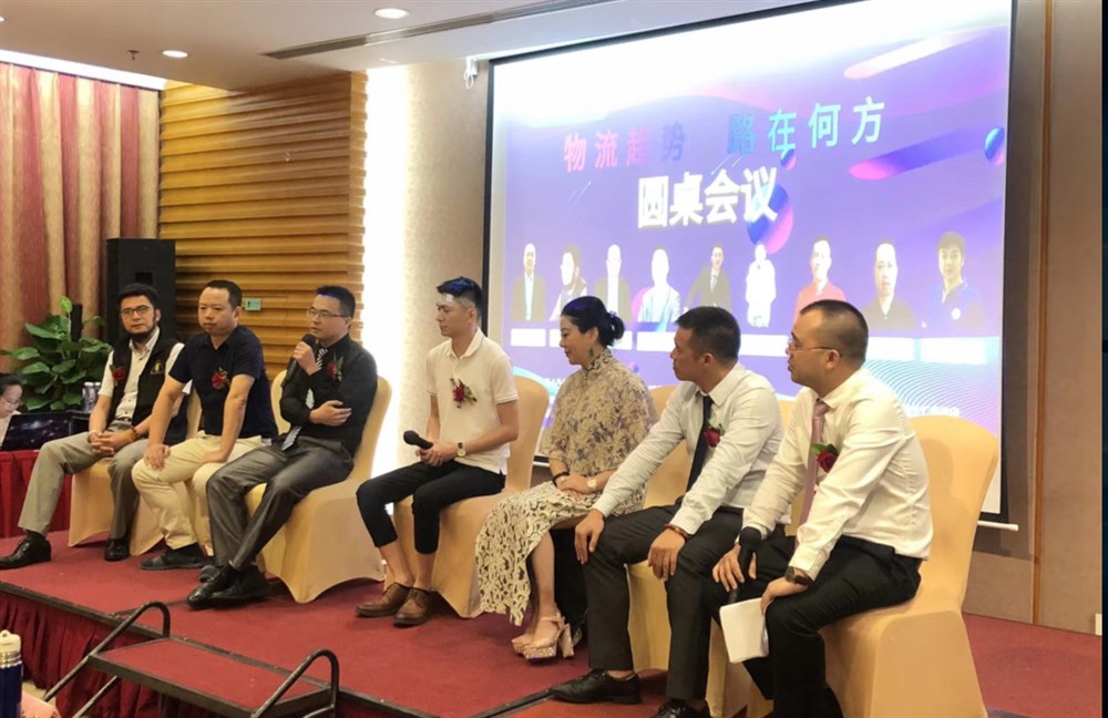圓桌會(huì )議主持人甲必丹執行會(huì )長(cháng)張桅先生（右1）