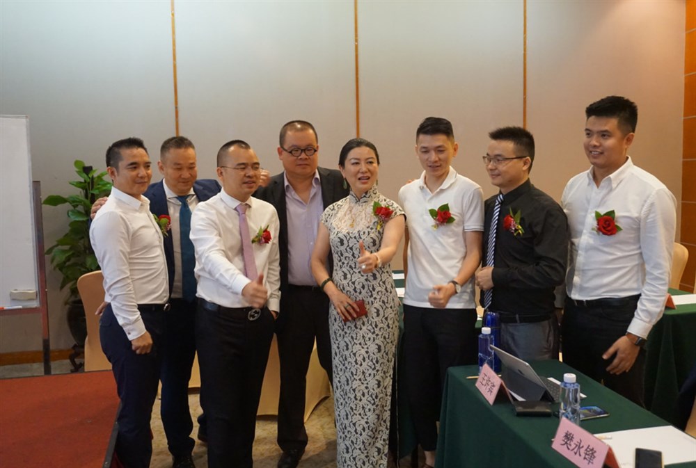 承辦單位好利航董事長(cháng)樊永鋒（左2）與主辦單位甲必丹俱樂(lè )部執行會(huì )長(cháng)張桅（左3）和圓桌會(huì )議的代表們合影。