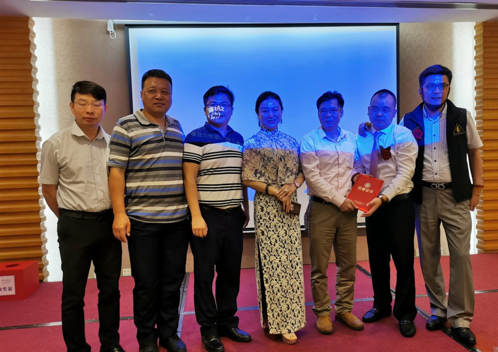 甲必丹俱樂(lè )部執行會(huì )長(cháng)張桅（右2）給通用運費網(wǎng)創(chuàng  )始人黃炳軒頒發(fā)榮譽(yù)證書(shū)。