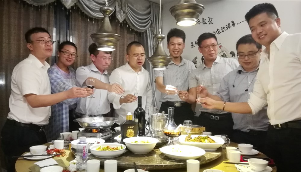 開(kāi)心晚宴：主辦單位甲必丹俱樂(lè )部執行會(huì )長(cháng)張桅（左4）和與會(huì )代表代表們合影。