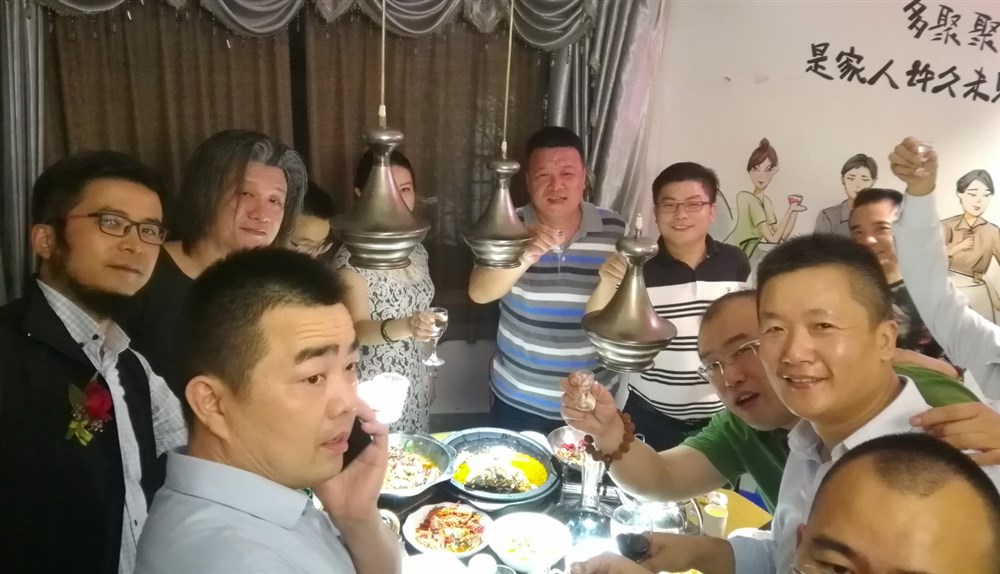 開(kāi)心晚宴：主辦單位甲必丹俱樂(lè )部執行會(huì )長(cháng)張桅（右2）和與會(huì )代表代表們合影。