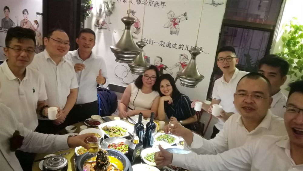 開(kāi)心晚宴：主辦單位甲必丹俱樂(lè )部執行會(huì )長(cháng)張桅（右1）和與會(huì )代表代表們合影。