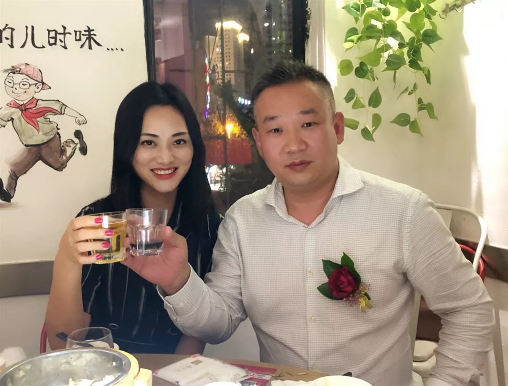 承辦單位好利航董事長(cháng)兼總經(jīng)理樊永鋒（右）與華商國際貨運黎純純合影。