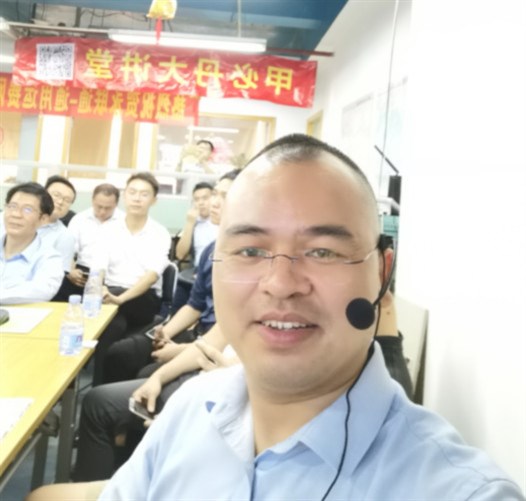  甲必丹俱樂(lè )部執行會(huì )長(cháng)張桅先生做了重要的發(fā)言，介紹甲必丹俱樂(lè )部的發(fā)展壯大與近況和未來(lái)的發(fā)展大計