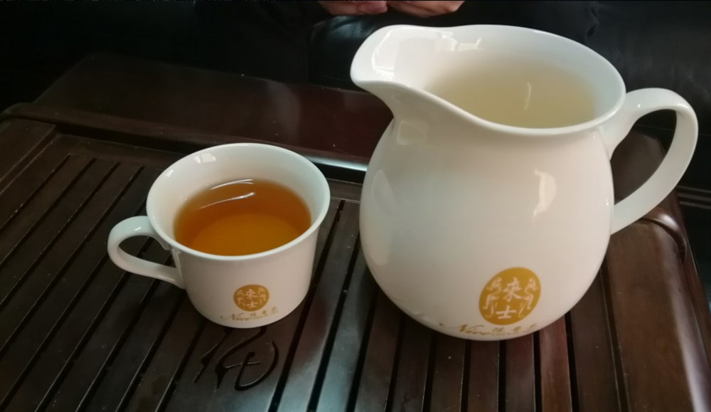 開(kāi)心茶歇：由東莞市績(jì)豐貿易有限公司提供的來(lái)士陳普茶和茶具。