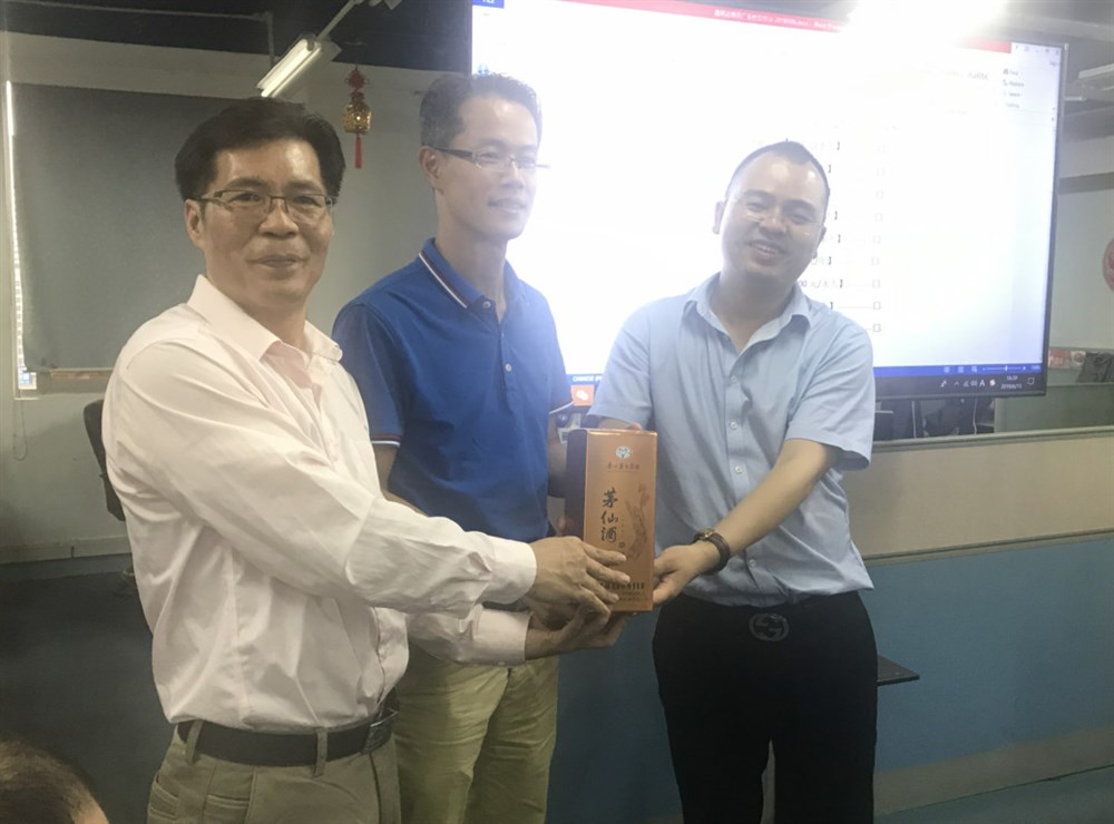 深圳市一進(jìn)達國際供應鏈有限公司 總經(jīng)理林書(shū)錦接受現場(chǎng)簽約特別獎品“茅臺茅仙酒”