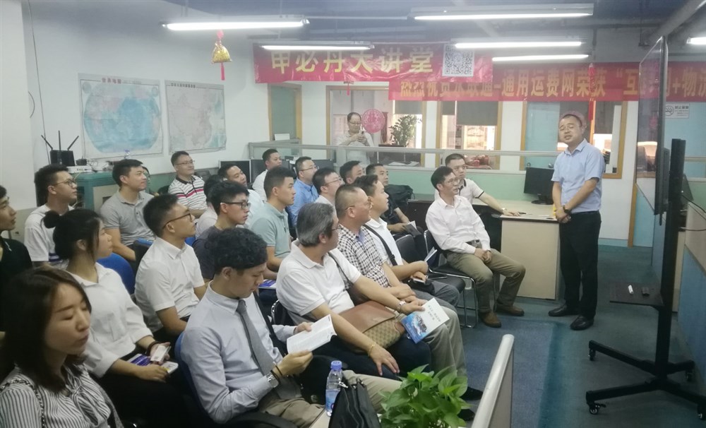 甲必丹俱樂(lè )部執行會(huì )長(cháng)張桅先生（右）做了重要的發(fā)言，介紹甲必丹俱樂(lè )部的發(fā)展壯大與近況和未來(lái)的發(fā)展大計