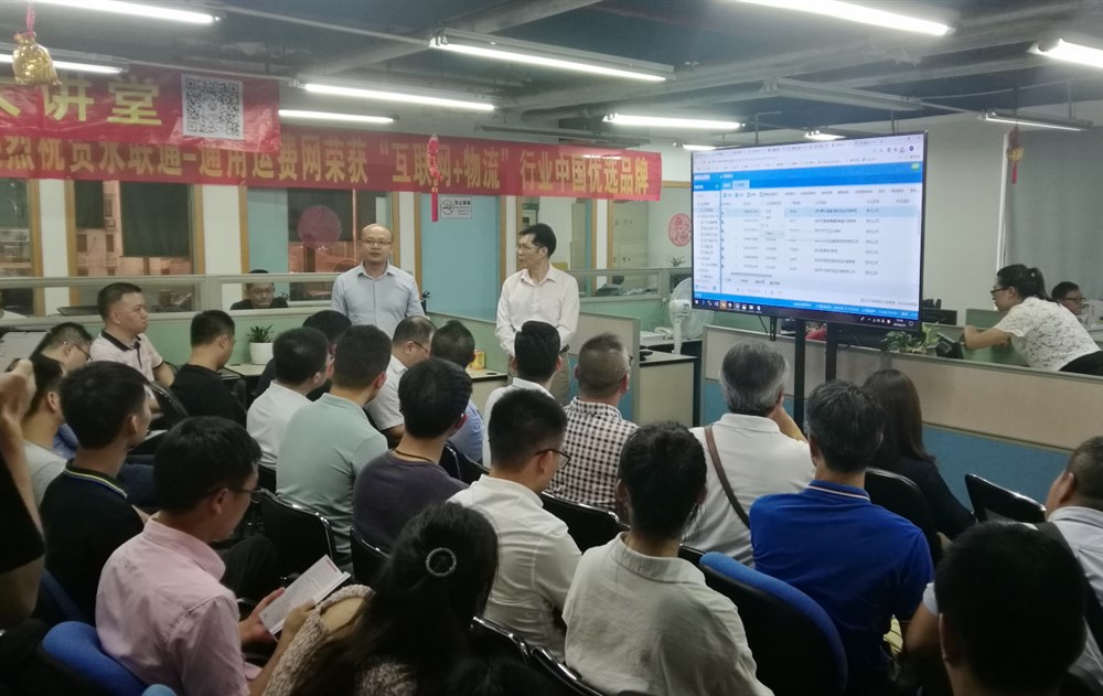 現場(chǎng)簽約單位海拓聯(lián)合供應鏈管理（深圳）有限公司總經(jīng)理陳新武（左）發(fā)言。