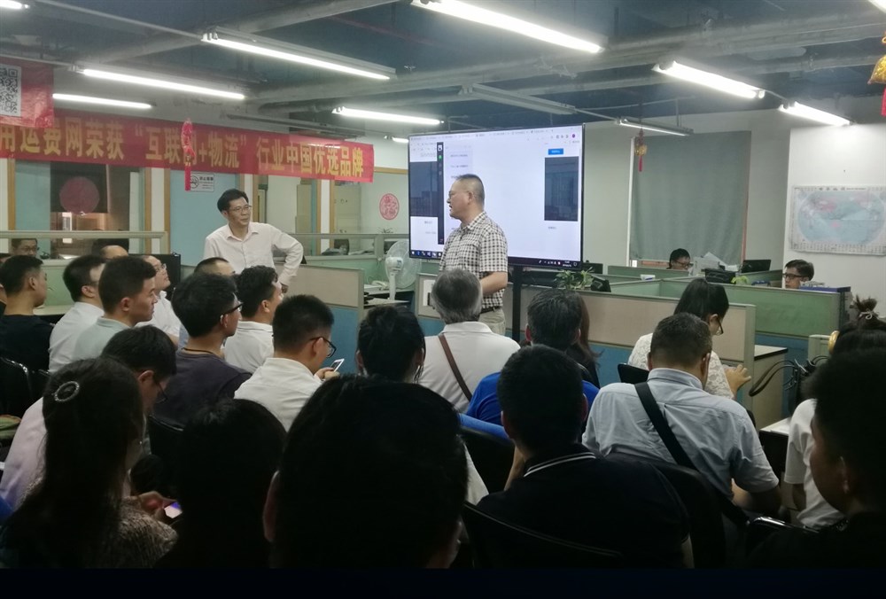深圳市三聯(lián)國際物流有限公司總經(jīng)理辦公室主任張子勤（右）發(fā)言。