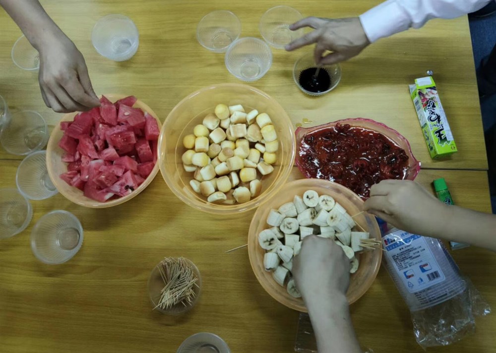 參會(huì )人員品嘗：通用共享通網(wǎng)絡(luò )銷(xiāo)售平臺的產(chǎn)品之一“凍調味八爪魚(yú)”-日本壽司料理店特供產(chǎn)品。
