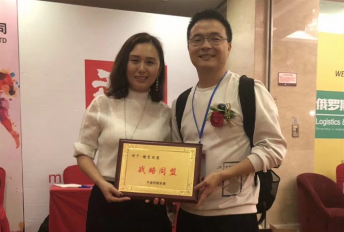 甲必丹俱樂(lè )部秘書(shū)長(cháng)RITA（左）與戰略同盟代表合影。