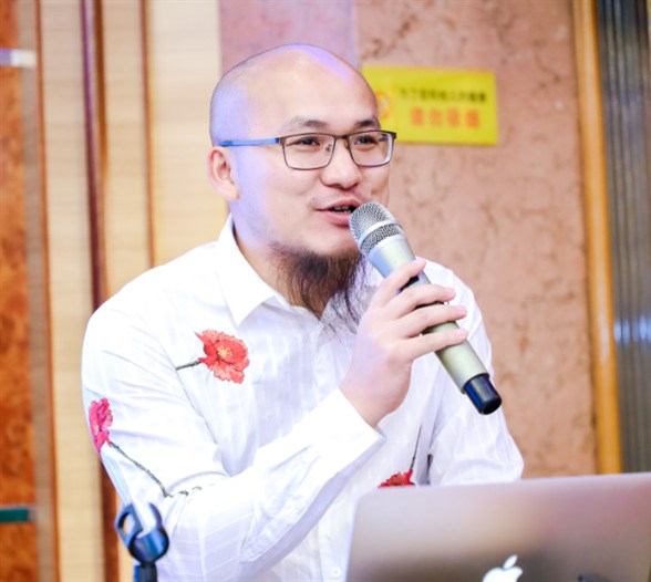 本次晚會(huì )由甲必丹俱樂(lè )部組織，由深圳美宏聯(lián)運國際貨運代理有限公司  張作培先生主持