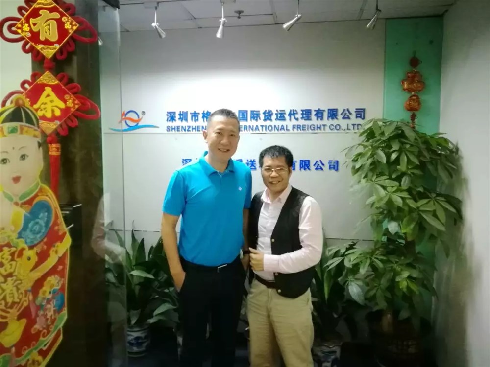 格思立總經(jīng)理戴群(左)，通用運費網(wǎng)董事長(cháng)黃炳軒(右)。