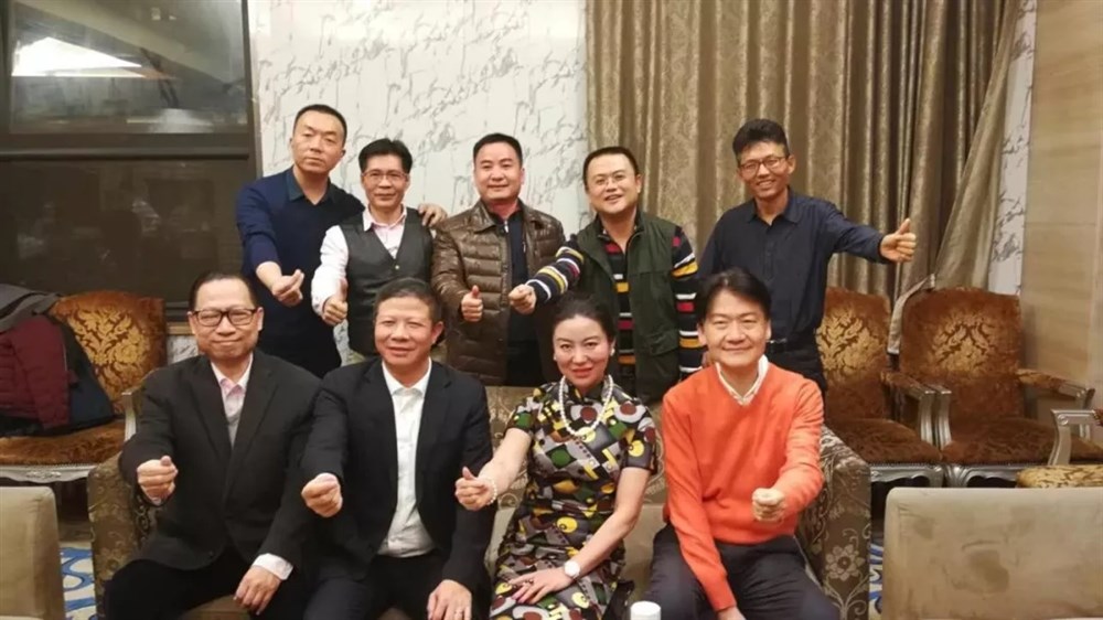 站從左至右：貨代助手董事長(cháng)張梓靖，通用董事長(cháng)黃炳軒，通關(guān)易報關(guān)總經(jīng)理周堪堅，找船網(wǎng)創(chuàng  )始人戴彬，易網(wǎng)通總經(jīng)理黃雪坤。  座從左至右：奧瑪物流倉儲行政總裁馮祖期，海光物流董事長(cháng)汪海光，壹聯(lián)網(wǎng)董事長(cháng)江琳琳，泛遠國際韓為麟。