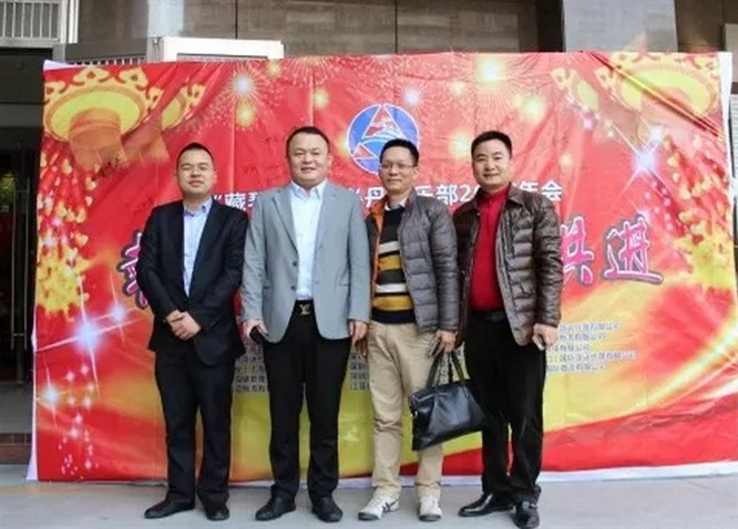 甲必丹執行會(huì )長(cháng)張桅（左一），甲必丹會(huì )長(cháng)胡道賢（左二），通關(guān)易董事長(cháng)周堪堅（右一）。
