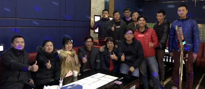 左起航迅科技孫艷龍、副總經(jīng)理林晶、左起第四通用運費網(wǎng)董事長(cháng)黃炳軒等其他相關(guān)公司同事。 